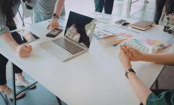 USL Global Tech Ekibi ve Modern Ofis